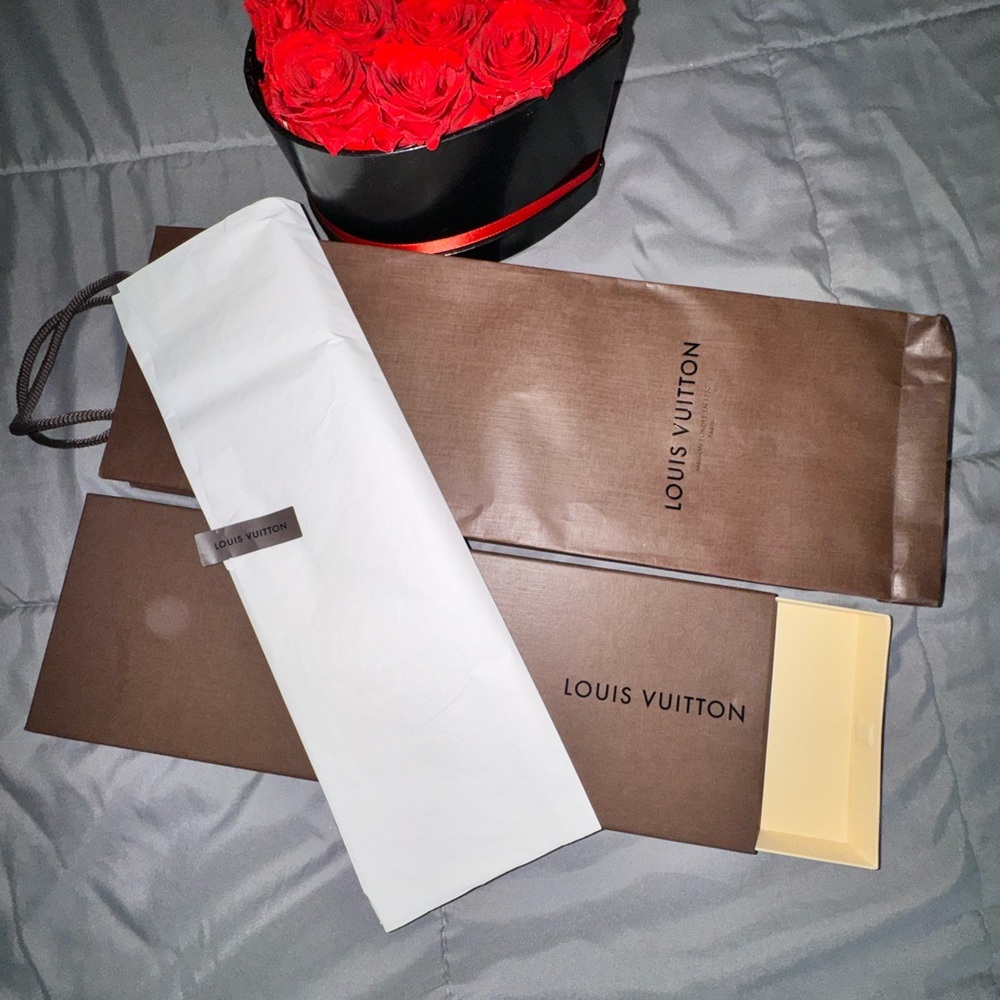 💥Sale💥Louis Vuitton Brown&White Packaging Set Ties/Scarfs/Accessories Authentic - Picture 1 of 5